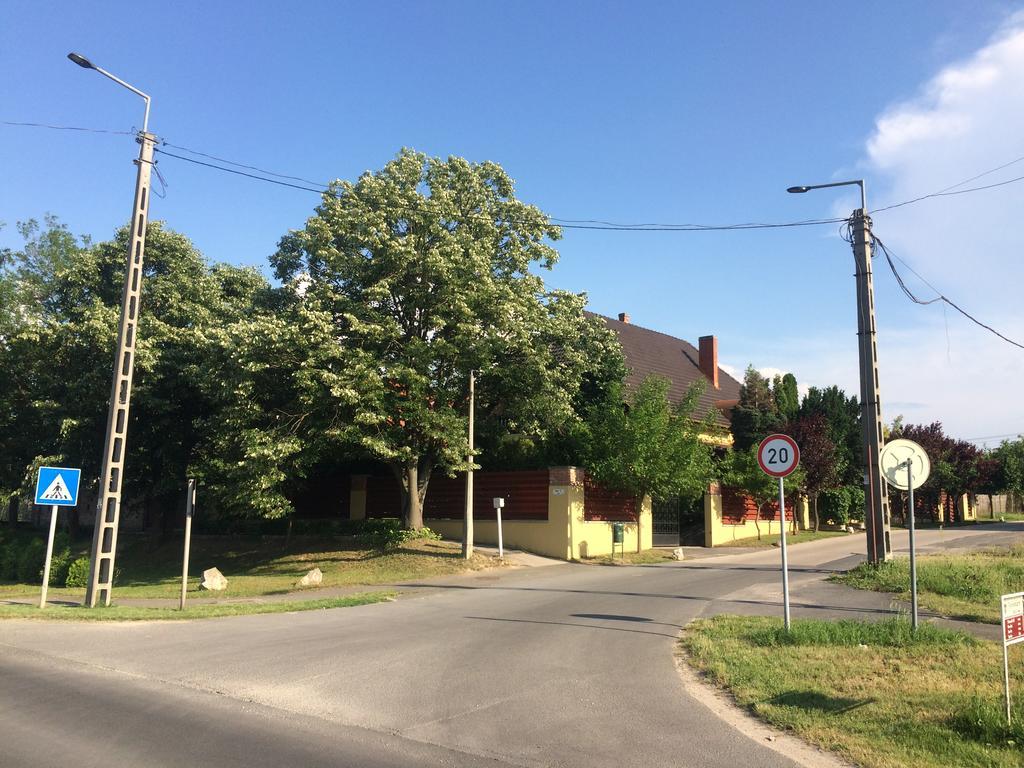 Emi Vendeghaz Ξενοδοχείο Balatonszárszó Εξωτερικό φωτογραφία